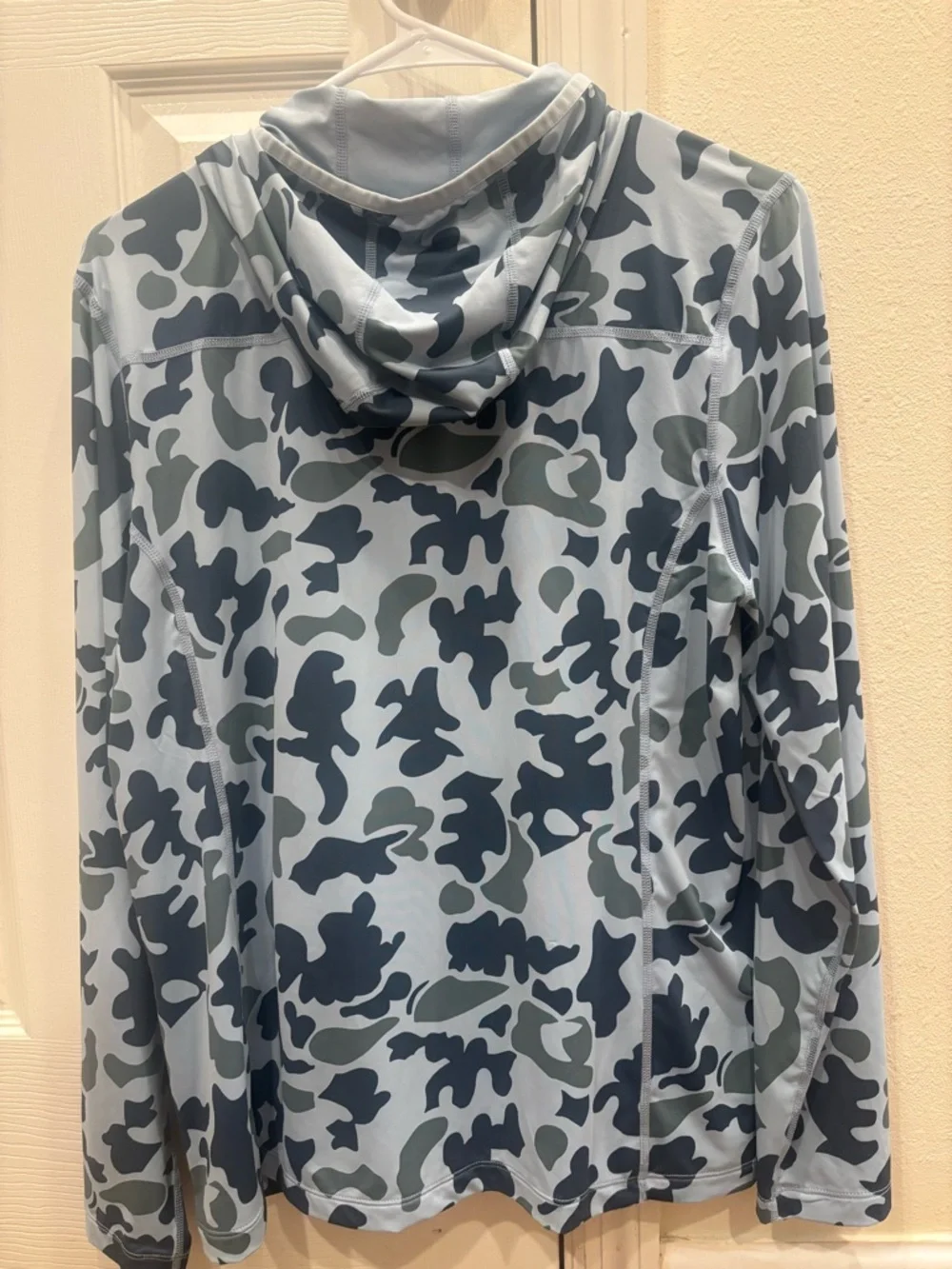 Orvis Sun DefenseLight Blue and Gray Camo Hooded Performance Shirt - Medium - Picture 5 of 7